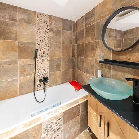 Charming Family In (adults Only) Feriehus *